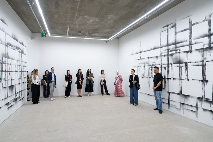 '2026 다이브 인투 코리안 아트: 갤러리즈 인 서울' 프로그램에 참여한 해외 아트페어 관계자 8인이 서울 종로의 갤러리2에 방문하여 현재 전시 중인 손동현 작가(사진 맨 오른쪽)로부터 신작에 대해 설명을 듣고 있다. 사진=(재)예술경영지원센터 wprhd. *재판매 및 DB 금지