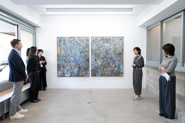 이승민 에이라운지 대표(사진 오른쪽 두 번째)가 4월 25일 '2026 다이브 인투 코리안 아트: 갤러리즈 인 서울' 프로그램에 참여한 해외 아트페어 관계자들에게 갤러리 공간과 전시를 소개하고 있다. 사진=(재)예술경영지원센터 *재판매 및 DB 금지