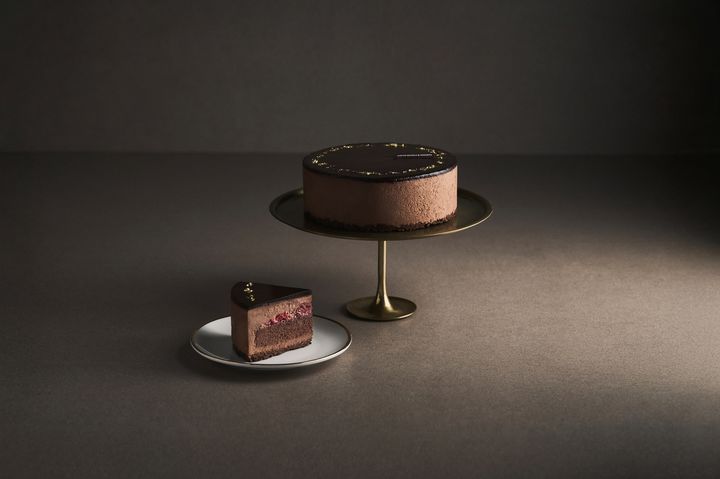 [서울=뉴시스] 롯데호텔앤리조트가 프리미엄 디저트 '골드 초콜릿케이크'를 출시했다.(사진=롯데호텔앤리조트) *재판매 및 DB 금지