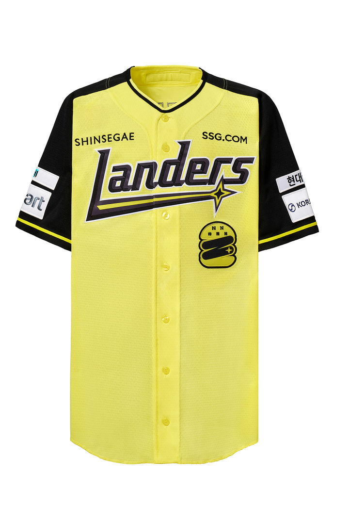 노브랜드 버거와 SSG랜더스가 협업한 '2026 옐로우 에디션' 유니폼. (사진=신세계푸드 제공) *재판매 및 DB 금지