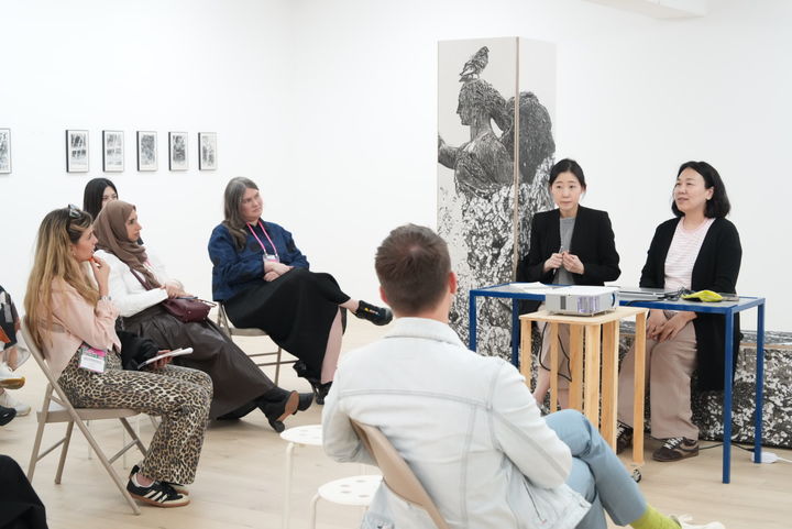 김인선 스페이스 윌링앤딜링 대표(사진 맨 오른쪽)가 4월 24일(금) ‘2026 다이브 인투 코리안 아트: 갤러리즈 인 서울'에 참여한 해외 아트페어 관계자 8인을 만나 전시에 대해 설명하고 있다. 사진=(재)예술경영지원센터 제공. *재판매 및 DB 금지