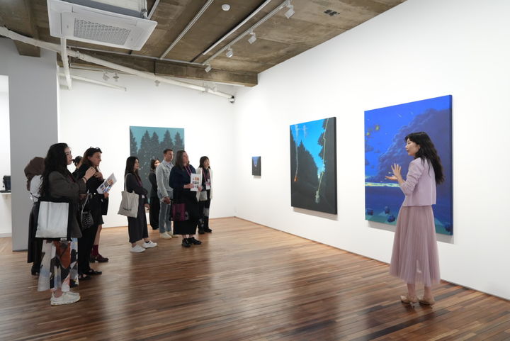 ‘2026 다이브 인투 코리안 아트: 갤러리즈 인 서울'에 참여한 해외 아트페어 관계자 8인이 4월 24일(금) 갤러리 박에 방문하여 작품을 감상하고 있다. 사진 제공=(재)예술경영지원센터 *재판매 및 DB 금지