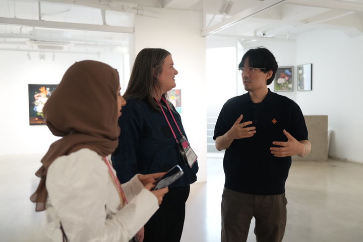 ‘2026 다이브 인투 코리안 아트: 갤러리즈 인 서울' 프로그램 첫째 날인 4월 24일(금) 도잉아트에서 전시 중인 김희종 작가(사진 맨 오른쪽)가 알아누드 알함마디 프리즈 아부다비 부디렉터(사진 맨 왼쪽)와 케이트 시에르즈푸토프스키 엑스포 시카고 디렉터에게 작품을 소개하고 있다. 사진=(재)예술경영지원센터 제공. *재판매 및 DB 금지