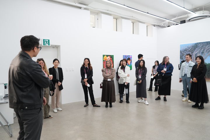 김현민 띠오 대표(사진 맨 왼쪽)가 4월 24일 '2026 다이브 인투 코리안 아트: 갤러리즈 인 서울’ 프로그램을 위해 한국을 방문한 해외 아트페어 관계자들에게 갤러리 공간과 전시를 소개하고 있다.&nbsp; 사진 =(재)예술경영지원센터 제공. *재판매 및 DB 금지