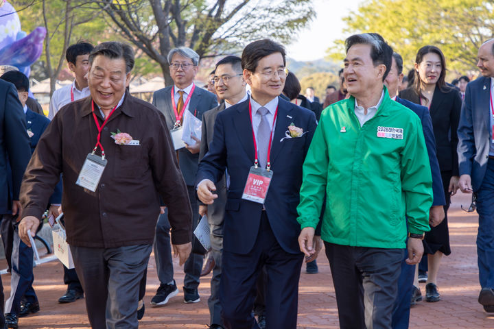 [서울=뉴시스] 김선규 호반그룹 회장(가운데)이 김태흠 충남지사(오른쪽), 가세로 태안군수와 함께 지난 25일 충남 태안군 안면읍 꽃지해안공원 일원에서 열린 ‘2026 태안국제원예치유박람회’ 개막식에 참석해 행사장 현장을 살펴보고 있다. (사진=호반 제공) 2026.04.27. photo@newsis.com *재판매 및 DB 금지