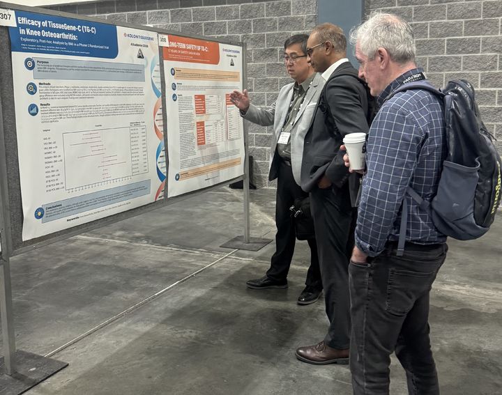 [서울=뉴시스] 2026 OARSI 포스터 세션에 참석해 TG-C에 대해 설명 중인 노문종 대표. (사진=코오롱티슈진 제공) 2026.4.27. photo@newsis.com *재판매 및 DB 금지