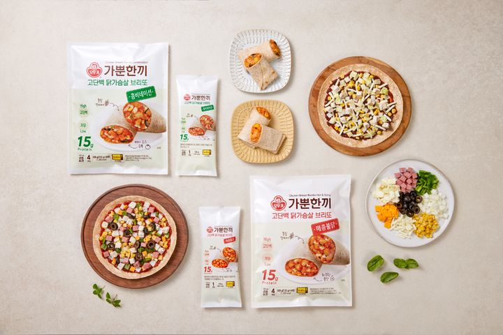 [서울=뉴시스] 오뚜기가 맛과 영양을 동시에 잡은 '가뿐한끼 고단백 닭가슴살 브리또' 2종을 출시했다.(사진=오뚜기) *재판매 및 DB 금지