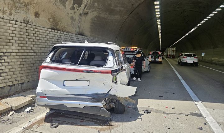 [문경=뉴시스] 문경시 마성면 중부내륙고속도로 추돌사고 현장을 수습하고 있다. (사진=경북소방본부 제공) 2026.04.27. photo@newsis.com *재판매 및 DB 금지