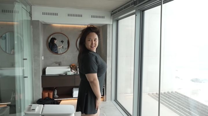 [서울=뉴시스] 영상 속에서 풍자가 검은색 원피스 수영복을 입고 슬림해진 몸매를 자랑하고 있다. (사진=유튜브 채널 '풍자테레비' 캡처)