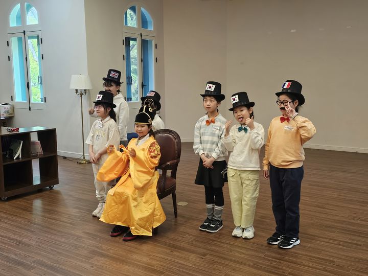 [서울=뉴시스] ‘석조전에서 만난 세계' 체험 중 대한제국 황제 접견례 체험 (사진=국가유산청 제공) 2026 04.27. photo@newsis.com *재판매 및 DB 금지