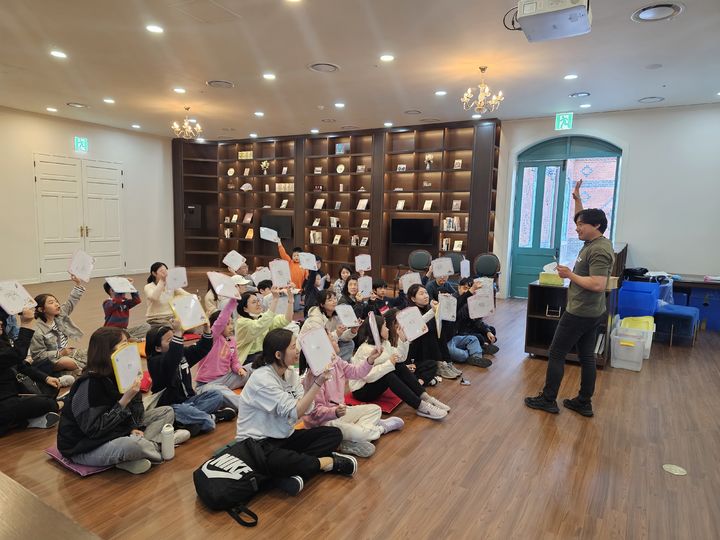 [서울=뉴시스] ‘석조전에서 만난 세계' 체험 중 대한제국 골든벨 (사진=국가유산청 제공) 2026 04.27. photo@newsis.com *재판매 및 DB 금지