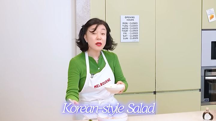 [서울=뉴시스] 방송인 최화정(65)이 지난 23일 자신의 유튜브 채널 영상을 통해 평소 즐겨 먹는 음식인 열무김치를 소개했다. (사진='안녕하세요 최화정이에요' 유튜브 채널 캡처)