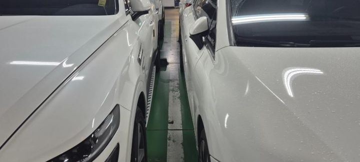 [서울=뉴시스] 부산 한 대형마트 주차장에서 차량 간 간격 문제로 실랑이가 벌어진 사연이 화제가 되고 있다. 네티즌 사이에서는 "선 안 주차면 문제없다"는 의견과 "매너 부족"이라는 반응이 엇갈린다. (사진=보배드림 캡처) *재판매 및 DB 금지