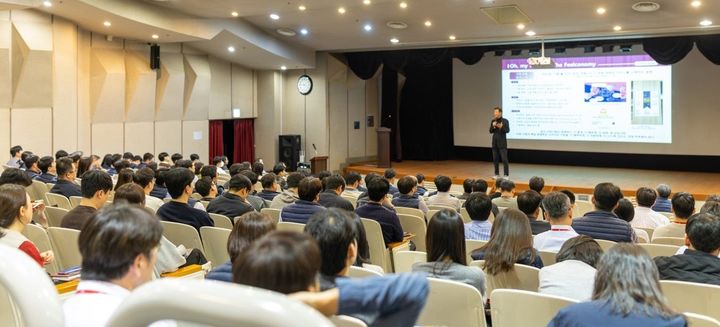 [서울=뉴시스] SGC문화재단은 지난 21일 서울 서초구 SGC에너지 본사에서 'AI 시대 문화 트렌드와 근본이즘'을 주제로 특별 강연을 개최했다고 27일 밝혔다. (사진=SGC문화재단 제공) 2026. 4. 27. *재판매 및 DB 금지