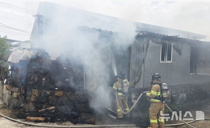 [경주=뉴시스] 경주시 도지동 주택 화재 현장 (사진=경북소방본부 제공) 2026.4.27. photo@newsis.com