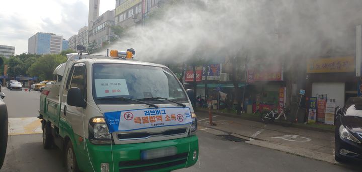 [광명=뉴시스] 2025년 광명시 러브버그 방제현장. 광명시가 동력 분무 특장차를 사용해 살수 방식으로 러브버그 방제 작업을 진행 중이다. [사진=광명시 제공) 2026.04.27. photo@newsis.com *재판매 및 DB 금지