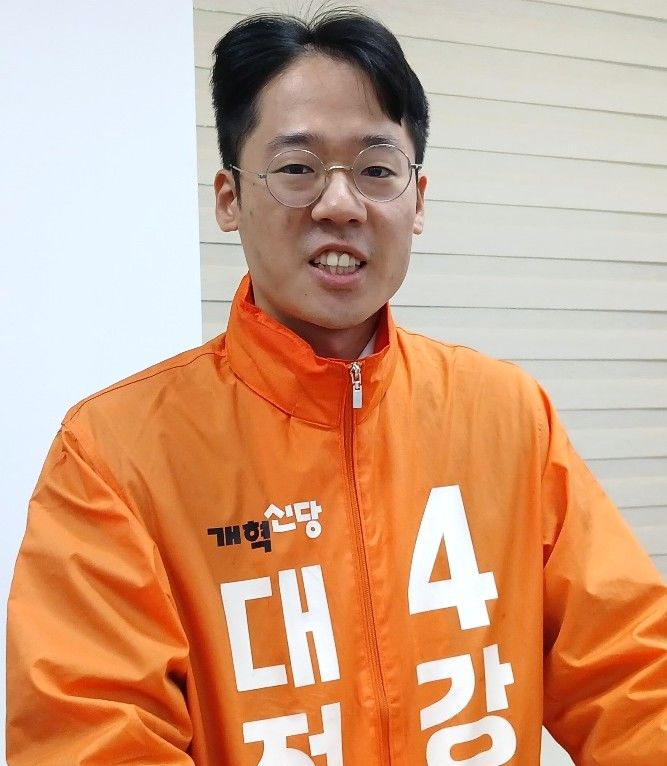 [대전=뉴시스] 조명휘 기자 = 강희린 개혁신당 대전시장 후보가 27일 대전시의회 기자실에서 회견을 열고 제1호 공약으로 '안전한 대전'을 만들겠다고 밝히고 있다. 2026.04.27. photo@newsis.com *재판매 및 DB 금지