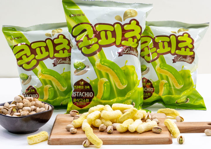 [서울=뉴시스] 크라운제과가 콘 시리즈 최초로 피스타치오 에디션 '콘피쵸'를 한정 출시한다.(사진=크라운제과) *재판매 및 DB 금지