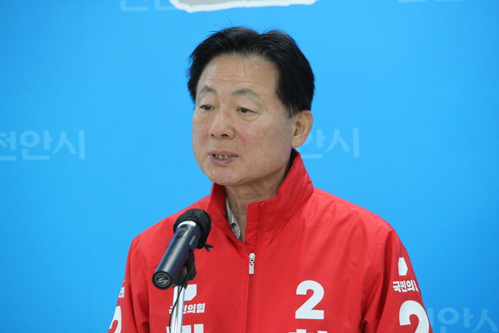 [천안=뉴시스] 최영민 기자 = 국민의힘 박찬우 천안시장 후보가 27일 천안시청 브리핑실에서 행정 혁신 관련 공약을 발표하고 있다. 2026.04.27. ymchoi@newsis.com *재판매 및 DB 금지