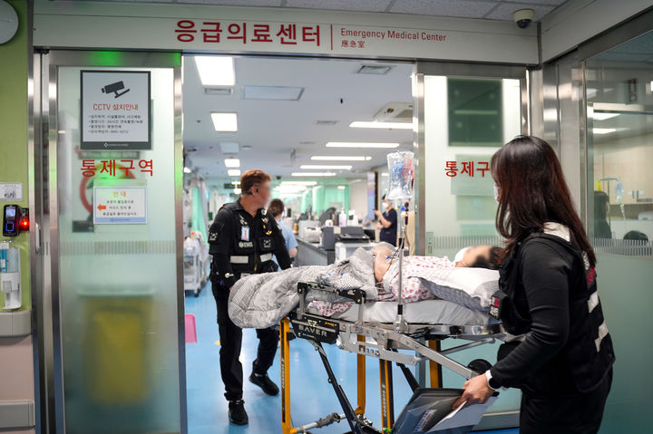 [부산=뉴시스] 산후출혈 산모가 부산백병원 응급의료센터로 이송되고 있다. 해당 사진은 본 기사 사례와 무관합니다. (사진=부산백병원 제공) 2026.04.27. photo@newsis.com *재판매 및 DB 금지