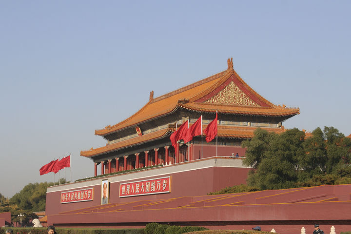 [서울=뉴시스] 중국 자금성이 매년 60만 톤의 돼지 피를 사용해 악귀를 쫓는다는 루머가 거짓으로 밝혀졌다. 20년 동안 자금성 연구원으로 활동했던 저우첸은 벽에 칠하는 혼합물 '디장층' 안에 돼지 피가 들어가기는 하지만, 미신적 이유가 아니라 접착제와 목재 보호 효과 때문에 사용된다고 설명했다. (사진=유토이미지)