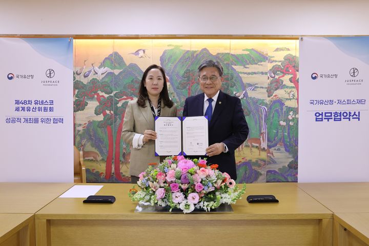 [서울=뉴시스] 24일 서울 종로구 국립고궁박물관에서 진행된 국가유산청-저스피스재단 업무협약식에 참석한 허민 국가유산청장(오른쪽) (사진=국가유산청 제공) 2026.04.27. photo@newsis.com *재판매 및 DB 금지