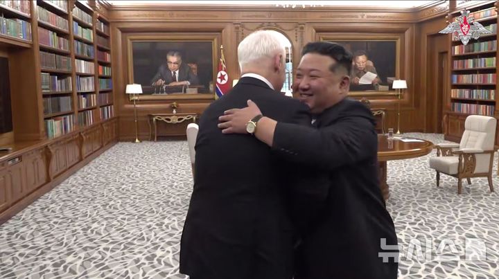 [서울=뉴시스] 김정은 북한 국무위원장이 26일 북한 평양에서 안드레이 벨로우소프 장관과 회담하고 있다. (사진 = 북한 주재 러시아 대사관 텔레그램 갈무리) 2026.04.27 photo@newsis.com