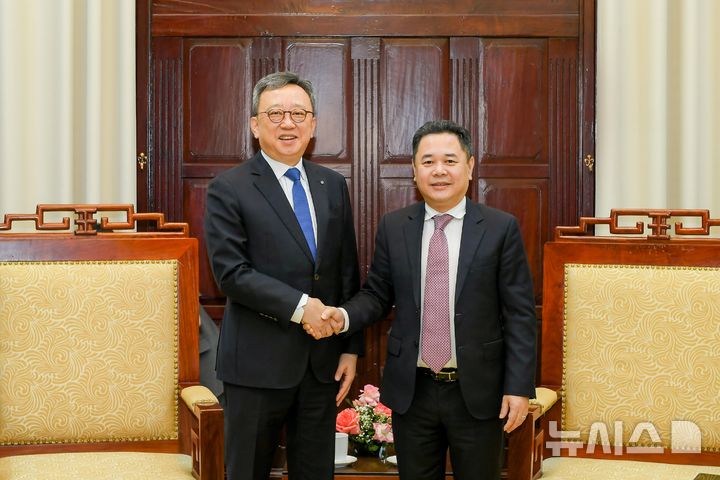 [서울=뉴시스]지난 23일 베트남 하노이 소재 베트남 중앙은행에서 정상혁 신한은행장(왼쪽)과 응웬 응옥 깐(Nguyen Ngoc Canh) 베트남 중앙은행(SBV) 부총재가 면담을 진행한 후 기념촬영 하는 모습. (사진=신한은행 제공). 2026.04.27. photo@newsis.com 