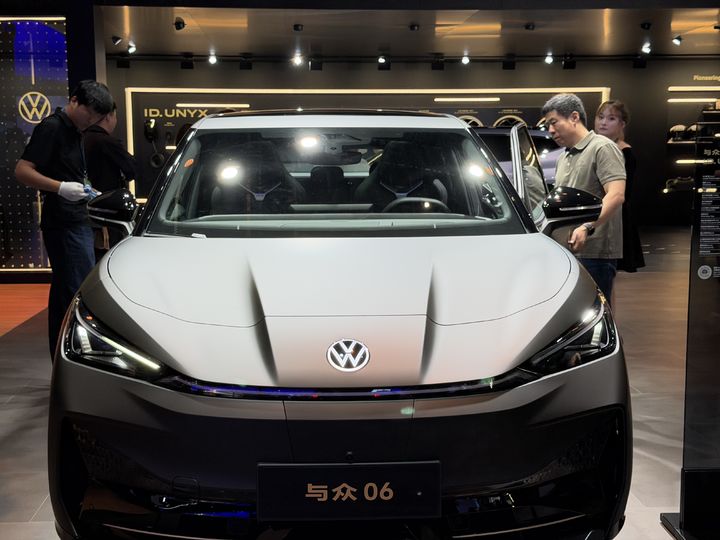 [베이징=뉴시스] 류인선 기자 = 폭스바겐이 24일 중국 베이징 국제전람중심에서 열린 오토 차이나 2026에서 공개한 현지화 차량 ID.UNYX 06의 모습. 2026.4.27. photo@newsis.com *재판매 및 DB 금지