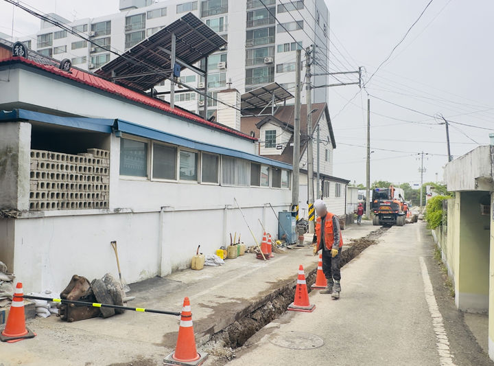 [창녕=뉴시스] 창녕읍 대한아파트에 도시가스 공급을 위한 배관 매설 공사를 하고 있다. (사진= 창녕군 제공) 2026.04.27. photo@newsis.com *재판매 및 DB 금지