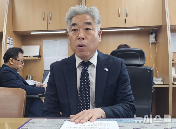 [옥천=뉴시스] 연종영 기자 = 천범산 충북도립대학교 총장이 27일 옥천군청 군정홍보실에서 2027학년도 학사구조 개편과 입학정원 조정에 관한 계획을 설명하고 있다. 천 총장은 대학의 구조 자체를 재설계하는 수준의 혁신이라고 강조했다. 2026.04.27. jyy@newsis.com 