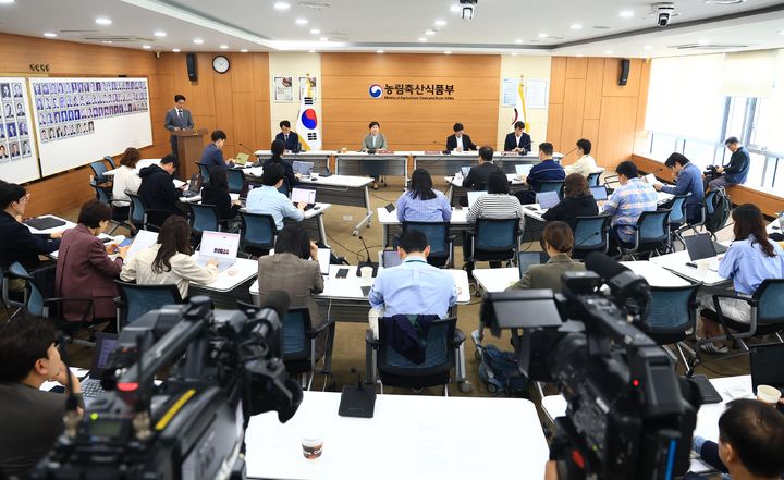 [세종=뉴시스] 송미령 농림축산식품부 장관이 27일 오전 정부세종청사에서 출입기자 정례간담회를 열고 발언하고 있다. (사진=농식품부 제공) *재판매 및 DB 금지