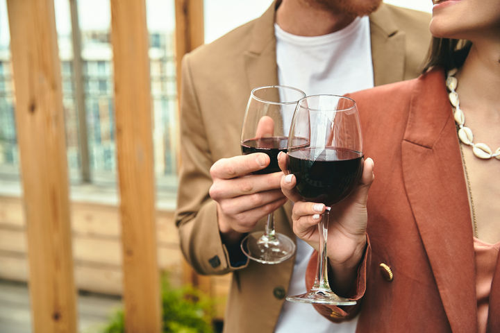 [서울=뉴시스] 오스트리아 연구진이 남성도 부유한 상대에게 전략적으로 접근해 물질적 이익을 취하는 '골드디거'(gold digger) 성향을 보인다는 연구 결과를 발표했다. (사진=유토이미지) *재판매 및 DB 금지