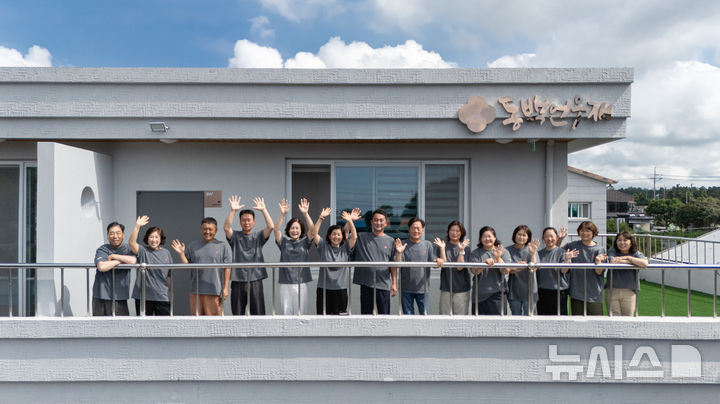 [제주=뉴시스] 카름스테이 운영 마을인 서귀포시 남원읍 신흥2리 동백마을에 조성된 체류 공간인 '동백언우재' 모습. (사진=제주관광공사 제공) 2026.04.27. photo@newsis.com *재판매 및 DB 금지