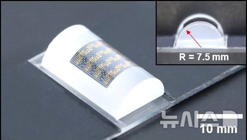 [포항=뉴시스] 포스텍 기계공학과 김석 교수, 통합과정 이상엽씨 연구팀이 머리카락 굵기의 10분의 1 수준에 불과한 초박막 실리콘 양면에 핵심 반도체 공정을 구현하는 데 성공했다. 곡면에 부착된 초박막 실리콘 양면 MOSFET. (사진=포스텍 제공) 2026.04.27. photo@newsis.com