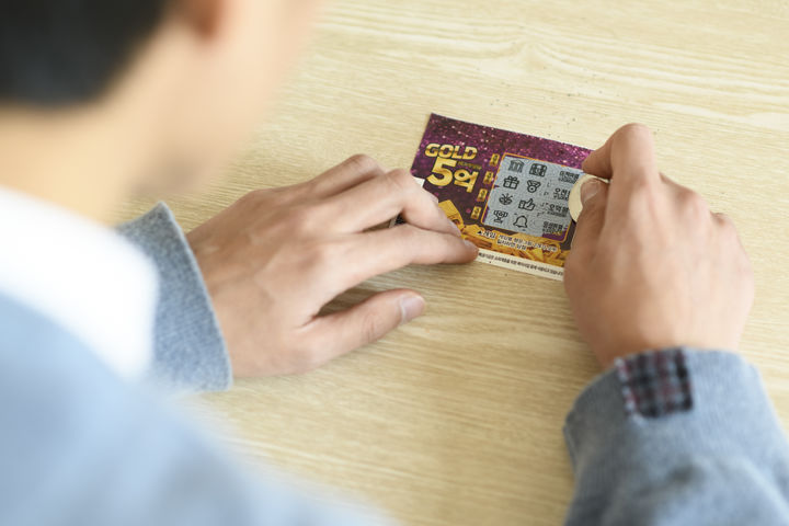 [서울=뉴시스] 먼저 온 손님이 복권을 구매하는 모습을 보고 따라서 구매했다가 1등에 당첨된 A씨의 사연이 전해졌다. A씨는 평소 복권을 잘 구매하지 않지만 지인의 구매 소식을 듣고 오랜만에 판매점을 찾았고, 로또만 몇 차례 구입했었지만 스피또를 구매하는 다른 손님의 모습에 호기심을 느껴 스피또를 선택했다. (사진=유토이미지)