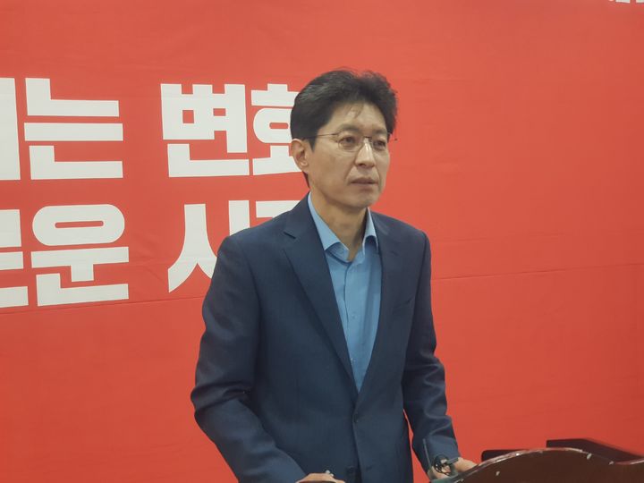 [대구=뉴시스] 정창오 기자=국민의힘 대구 중구청장 후보로 단수 추천됐다 번복된 정장수 전 대구시 경제부시장이 27일 오전 국민의힘 대구시당에서 경선에 불참하겠다는 내용의 기자회견을 열고 있다.