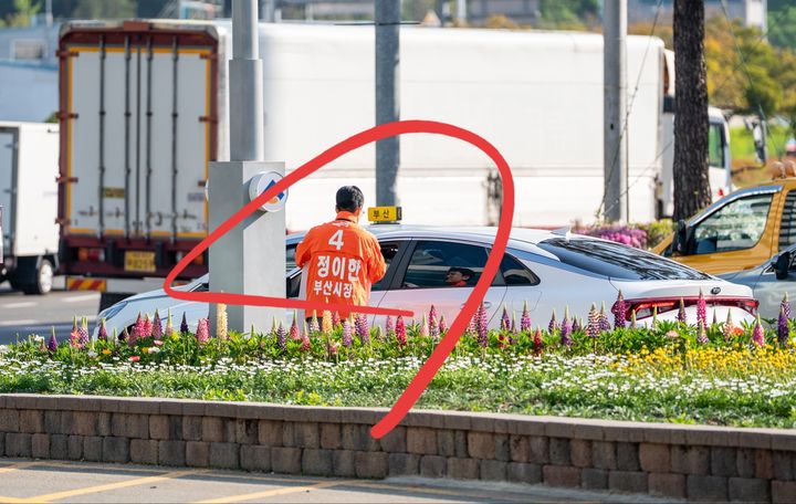 [부산=뉴시스] 원동화 기자 = 개혁신당 정이한 부산시장 후보가 27일 오전 부산 금정구 구서나들목 인근 화단에서 승용차 유세를 하던 중 흰색 승용차에서 뿌린 음료수를 맞고 뒤로 넘어지면서 머리를 바닥에 부딪혔다. 당시 음료수를 뿌린 것으로 추정되는 흰색차 모습. (사진=개혁신당 정이한 부산시장 후보 선거대책위원회 제공) 2026.04.27. photo@newsis.com *재판매 및 DB 금지