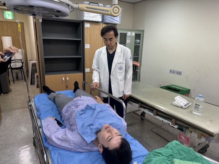 [부산=뉴시스] 원동화 기자 = 개혁신당 정이한 부산시장 후보가 27일 오전 부산 금정구 구서나들목 인근 화단에서 승용차 유세를 하던 중 흰색 승용차에서 뿌린 음료수를 맞고 뒤로 넘어지면서 머리를 바닥에 부딪혔다. 정 후보는 의식을 잃고 쓰러져 병원으로 옮겨져 정밀검사를 받고 있다. (사진=개혁신당 정이한 부산시장 후보 선거대책위원회 제공) 2026.04.27. photo@newsis.com *재판매 및 DB 금지