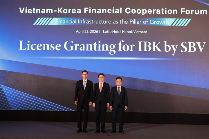 23일 베트남 하노이에서 열린 한·베 금융협력포럼에서 (왼쪽부터)장민영 IBK기업은행장, 이억원 금융위원장, 응우옌 응옥 칸 베트남 중앙은행 부총재가 기념촬영을 하고 있다. (사진=기업은행 제공) *재판매 및 DB 금지