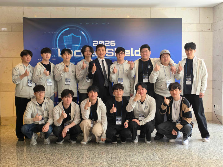 [서울=뉴시스] 엔키화이트햇은 나토 산하 사이버방위센터(CCDCOE)가 주관하는 '락드쉴즈 2026'에 참가했다고 27일 밝혔다. 락드쉴즈 현장에서 기념촬영을 하는 이성권 엔키화이트햇 대표(윗줄 왼쪽에서 5번째)와 연구원들. 2026.04.27. *재판매 및 DB 금지