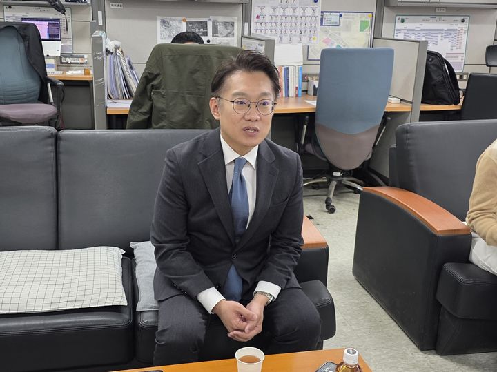 [인천=뉴시스] 전예준 기자 = 김남준 전 청와대 대변인이 27일 인천시청 기자실을 찾아 기자간담회를 하고 있다. 2026.04.27. kok@newsis.com *재판매 및 DB 금지