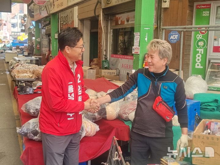 [음성=뉴시스] 국민의힘 임택수 음성군수 예비후보 지역 민심 행보 모습.