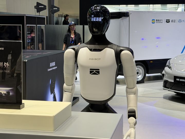 [베이징=뉴시스] 류인선 기자 = 중국 고급차 브랜드 홍치의 안내 부스에 휴머노이드 로봇의 모습. 2026.4.27. photo@newsis.com *재판매 및 DB 금지