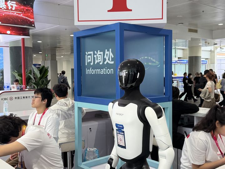 [베이징=뉴시스] 류인선 기자 = 지난 24일 중국 베이징 국제전람중심에서 열린 오토차이나 2026의 안내부스에 휴머노이드 로봇이 설치돼 있다. 2026.4.27. photo@newsis.com *재판매 및 DB 금지