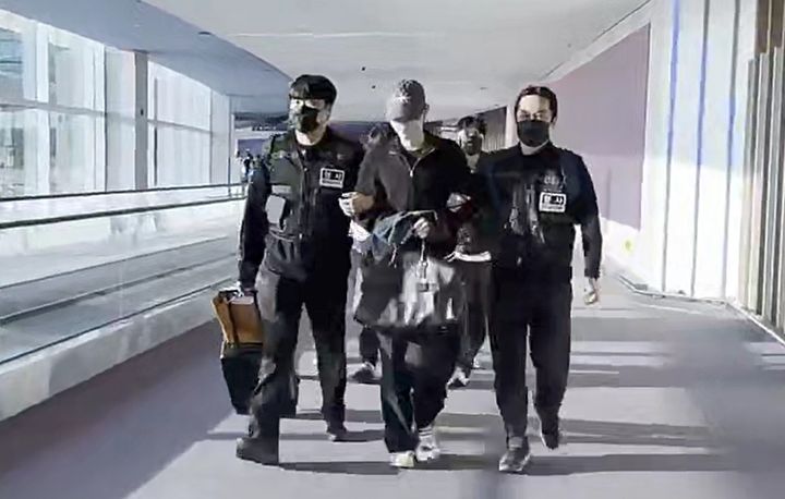 [서울=뉴시스]경찰청은 캄보디아와 필리핀을 거점으로 활동한 온라인 스캠 조직원 등 국외도피사범 73명을 국내로 송환했다고 28일 밝혔다. 사진은 현지에서 검거된 피의자를 국내로 송환하는 모습. (사진=경찰청 제공) 2026.04.27. *재판매 및 DB 금지