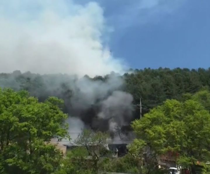 [춘천=뉴시스] 27일 오전 10시15분께 강원 춘천시 서면 서상리 인근 사유림에서 불이나 1시간29분만에 진화됐다. (사진=강원특별자치도 산불방지센터 제공) 2026.04.27. photo@newsis.com&nbsp; *재판매 및 DB 금지