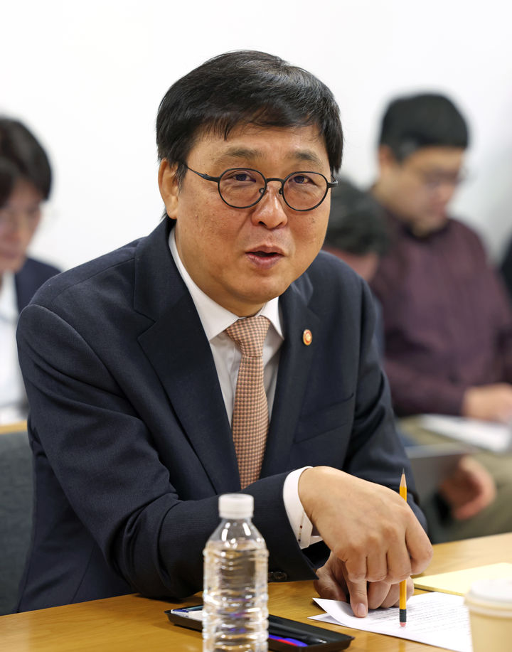 최휘영 문화체육관광부 장관이 27일 서울 종로구 국립현대미술관 서울관에서 문화예술정책자문위원회 출판 분과 제2차 회의를 열었다. (사진=문체부 제공) *재판매 및 DB 금지