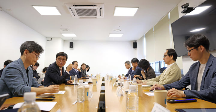 최휘영 문화체육관광부 장관이 27일 서울 종로구 국립현대미술관 서울관에서 문화예술정책자문위원회 출판 분과 제2차 회의를 열었다. (사진=문체부 제공) *재판매 및 DB 금지