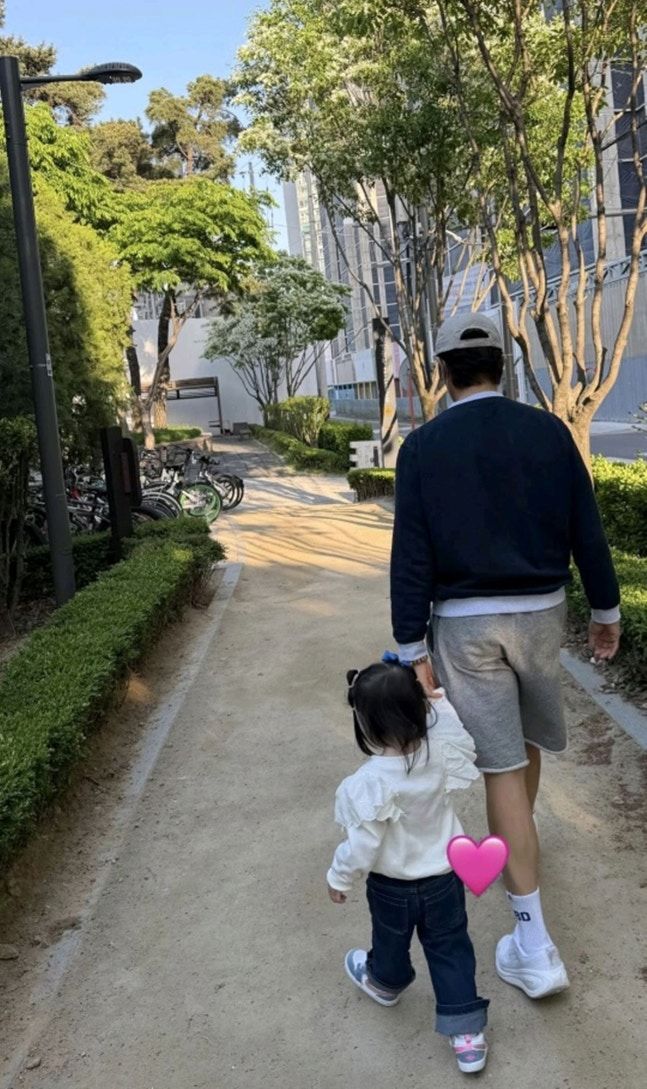 3살 손잡고 산책하는 이병헌…이민정도 흐뭇한 뒷모습